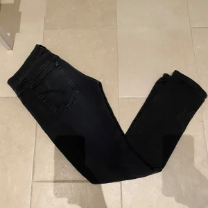 Dondup Jeans - Tja! Säljer ett par svarta Dondup jeans för endast 649kr, helt oanvända. Säljer för att jag köpta dom på Plick men dom satt lite för tajt för min smak. Om ni har några frågor så får ni gärna skriva till mig.  Mvh