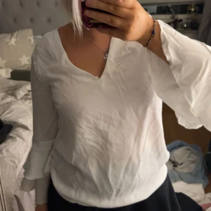 Vit blus med volangärmar - Säljer en superfin vit blus med v-ringning och volangärmar. Perfekt för både vardag och fest! Den har en lös passform och är gjord i ett lätt och luftigt material. Passar perfekt till både jeans och kjol. 🕊️