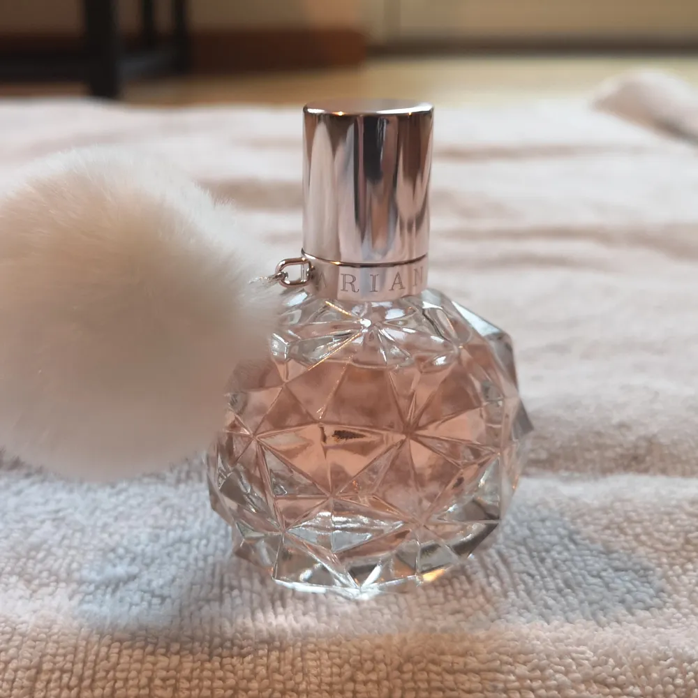 Har endast sprejtestats, annars helt ny. Box kommer inte med.. Perfume.