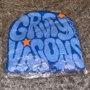 Gravity Vision mössor! - Trendiga mössor som passar perfekt för höst och vinter, med en bekväm, normal passform. Designade för att tåla kyliga vindar och kombinera värme med en stilren look för alla kalla dagar ❄️ 