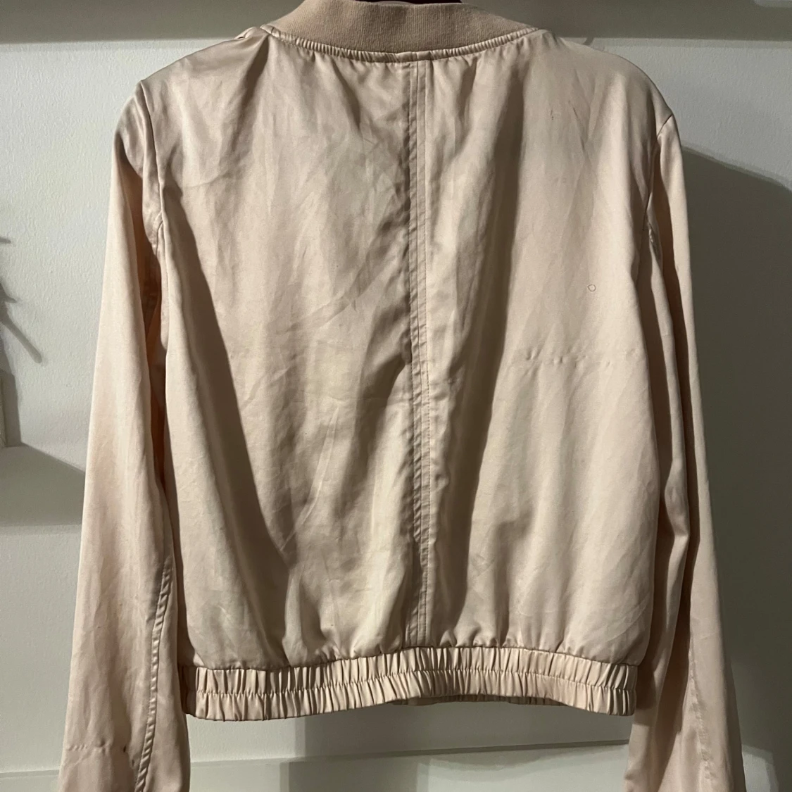 Beige jacka med dragkedja - 93