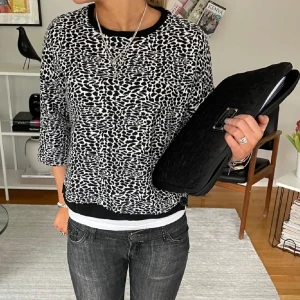 Svartvit mönstrad tröja - Säljer denna tröja i xs-s som jag köpte här på plick❤️ kontakta mig innan ni köper 