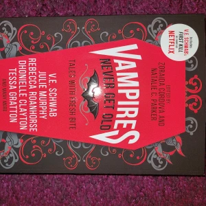 First kill - Novellsamling med tema vampyrer från olika författare, innehåller bl.a. V.E. Schwab's First Kill som även finns som netflix-serie. Mycket bra skick. Språk: engelska 