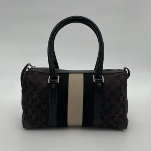 Gucci sherry line - Gucci Sherry Line Hand Bag  Skick: C, väldigt fint vintage skick. Se alltid bilder för egen uppfattning.  Serienummer: 000.0851 002122  Sku: V004  Mått: B28.5cm x H17cm x D10.5cm x Handle Drop 13cm