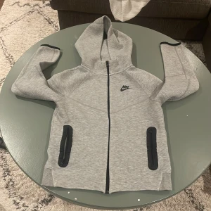 Säljer mint Nike tech - Super bra skick 8/10 har använts fåtal gånger 147-158 skriv ifall du har några frågor 