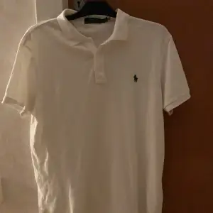 Säljer nu denna skit feta piké från Ralph lauren, 100% äkta som ni ser på bilden, skriv vid frågor och släpper den nu för 500