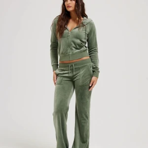 Juicy Couture byxor  - Jättesnygga och sköna byxor från juicy Couture i en mörkgrön färg. Säljer då de inte kommer till användning, men i nyskick utan några defekter. Nypris är 1200kr