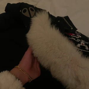 Moose knuckles - Säljer min jacka helt ny och fräsch, jag har tagit bort bollarna på den. Säljer den för jag har bytt stil. Storlek xs 