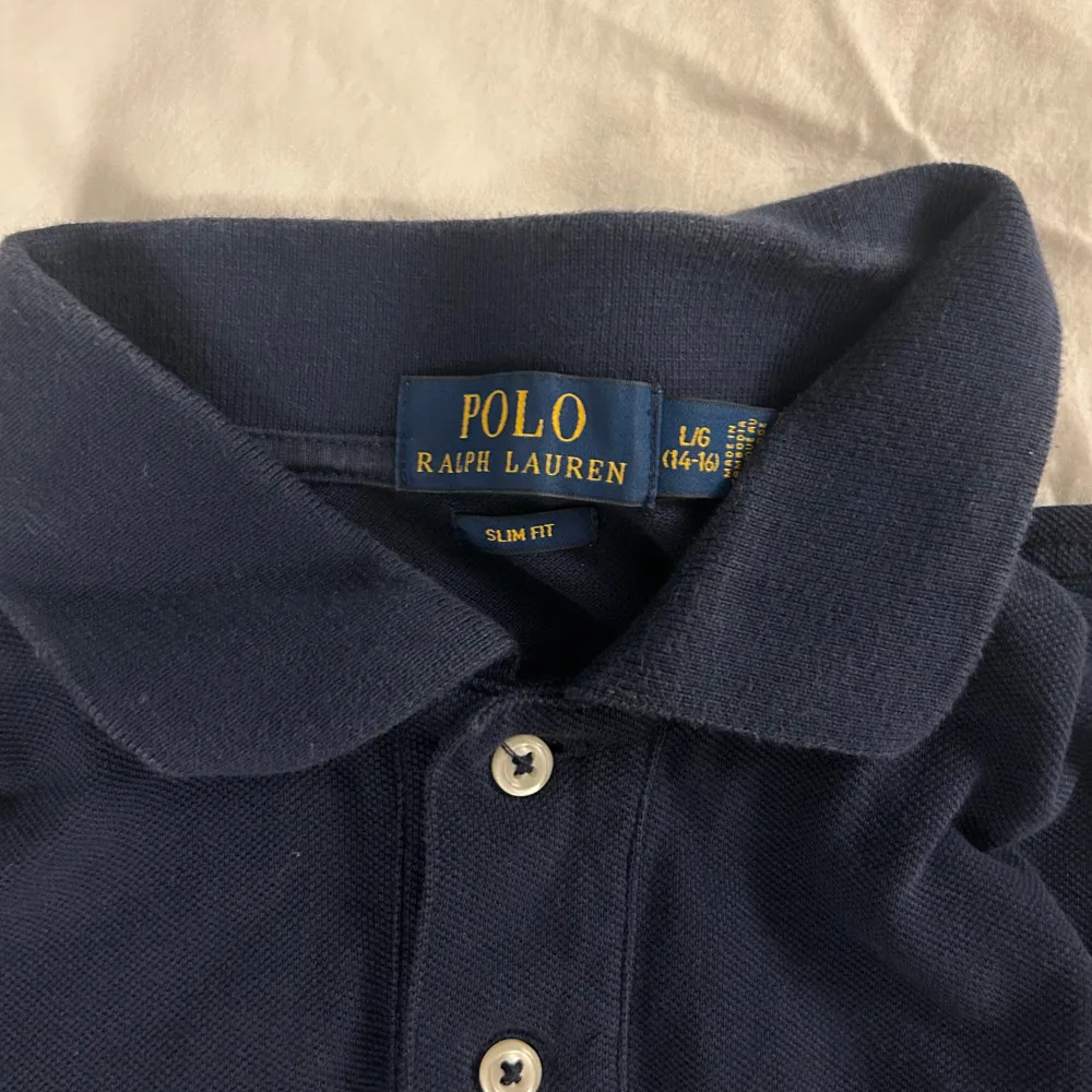 Säljer denna feta polo tröja från ralph lauren, modellen är 169 och storleken är xxs-xs. Skick:10/10 inga defekter. Hör av dig vid minsta fundering🙌. T-shirts.