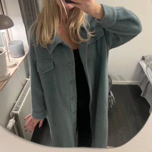 Pälsjacka  - Säljer denna snygga turkosa jackan från raglady i Göteborg. Nästan aldrig använd❣️ i st 36