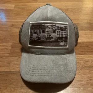 Velvet keps limited - En snygg keps från sayless som inte går att köpa längre i 9/10 skick!  Kontakta gärna vid frågor
