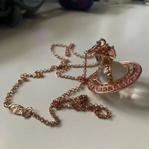 vivienne westwood halsband - Är i jättebra skick, aldrig använd, bra material, bra kvalite av metall