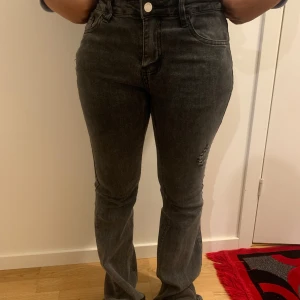 Svarta jeans med hög midja - Säljer ett par snygga lågmidjade mörkgrå jeans som inte kommer till användning💗 Använda fåtal gånger och i mycket bra skick!