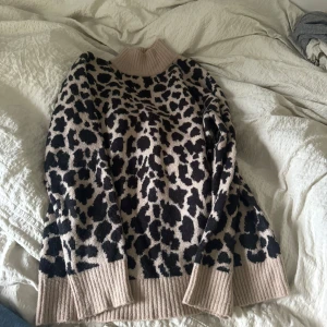 Stickad tröja  - Stickad tröja från NAKD med Leo print och hög krage 🤎