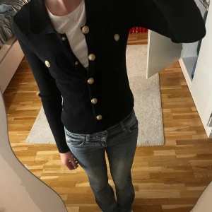 Tröja med guldknappar - Jättefin tröja med guldknappar från moocci. (Köpt från raglady). Endast använd 2 gånger och är i superfint skick. Står i storlek m/L men är väldigt konstigt då den passar mig som är xs-s. Lägg gärna prisförslag!💞