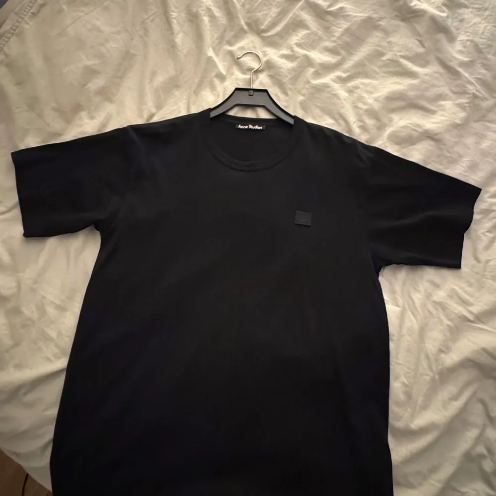 Svart t-shirt från Acne Studios med logo Helt ny skick, oanvänd!  Köparen står för frakt! . T-shirts.