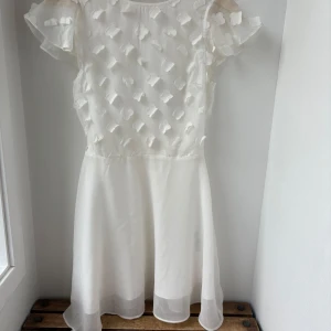 Vit Klänning  - En vit klänning perfket till student eller konfirmation! 