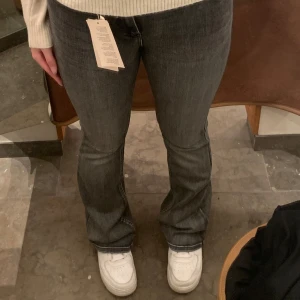 Vero Moda jeans, VMflash - Säljer ett par gråa flare jeans från Vero Moda i modellen vmflash då de inte kommer till användning. Använda max 3 ggr & har därför heller inget slitage 🤝Storlek M/32, skulle säga att de är ganska små i storleken så de passar även dig som har S vanligtvis. Orginalpriset är 500kr men jag säljer de för 300kr.