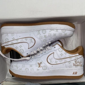 Air force 1 ( custom made) - Det är ett helt nya par air forces som är custom made. Alltså de  är skickade in i ett ställe och sedan har vi valt en design som är alltså lv och så ritade man dom. De va köpta för 2100 och ska säljas för 1800. De är omvända som jag nämnde förut och jag hade köpt fel storlek så använde aldrig dom så kommer bara sälja dom. Då de finns inte på Nike eller lv hemsidorna för att de är custom made och det är därför de kostar mer för att man valde designen själv. Pris kan såklart diskuteras.