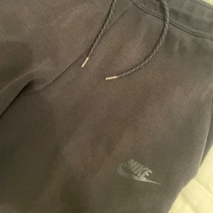 Svarta Nike tech byxor  - Använt fåtal gånger