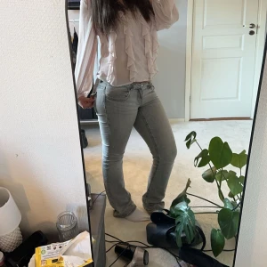 Lågmidjade gråa jeans - Så snygga jeans från Gina helt utan defekter med fickor där bak💕 
