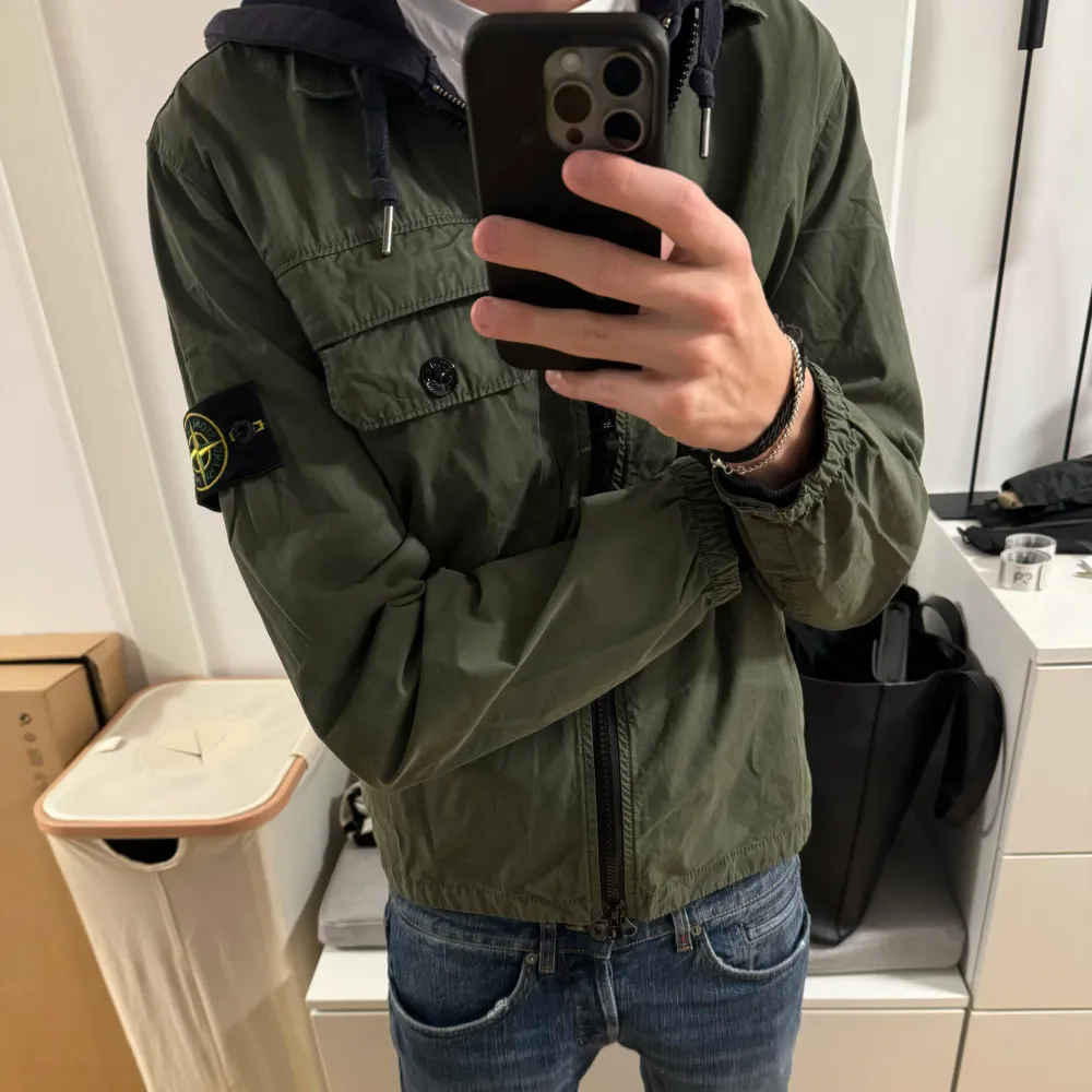 Tja säljer nu denna feta stone island overshirten för den är för liten. Skick 9/10 inga defekter. Nypris: 5000kr, mitt pris: 2000. Pris kan diskuteras.. Jackor.