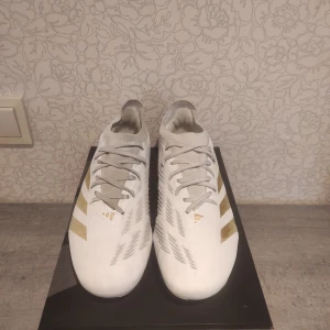 Adidas predator  - Adidas predator Pro Fg Day spark ☀️ Strl 43 använda bara i 2-3 veckor. Priset kan diskuteras 