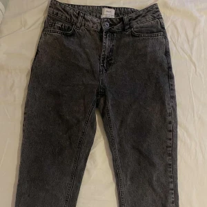 Grå jeans från Grunt - Säljer ett par snygga grå jeans från Grunt som är köpte från kidsbrandatore för 500kr.  som passar perfekt för vardagsbruk. De har en klassisk design med knapp och dragkedja framtill. Jeansen är i mycket bra skick och har en stilren look som funkar året runt. Storlek 158-164