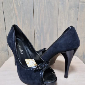 Pumps, 39 storlek  - Snygga mörkblå pumps med rosett. Sko med hög klack och öppen tå.  Högklack 11 cm