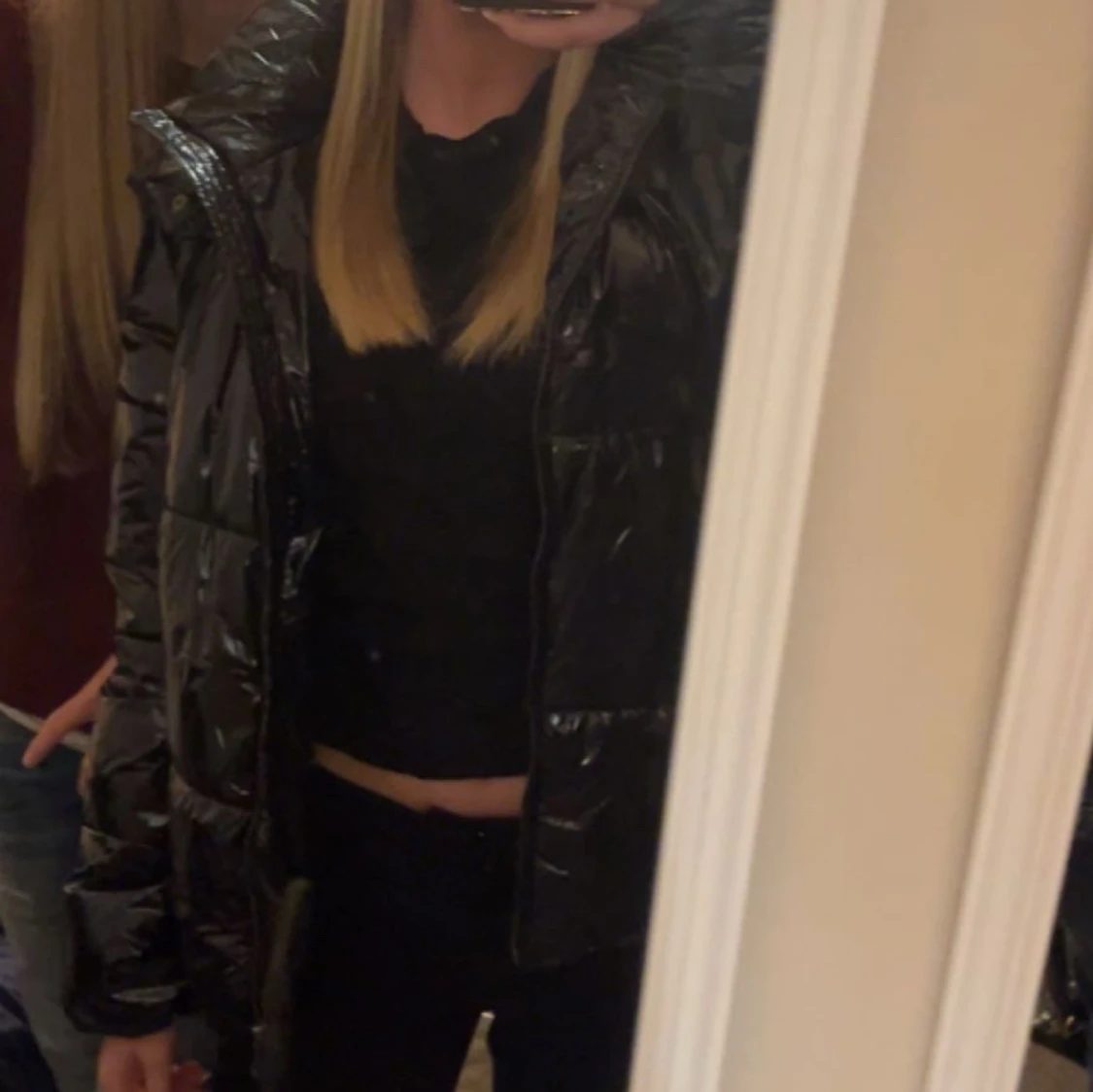 Svart glansig pufferjacka från Nelly