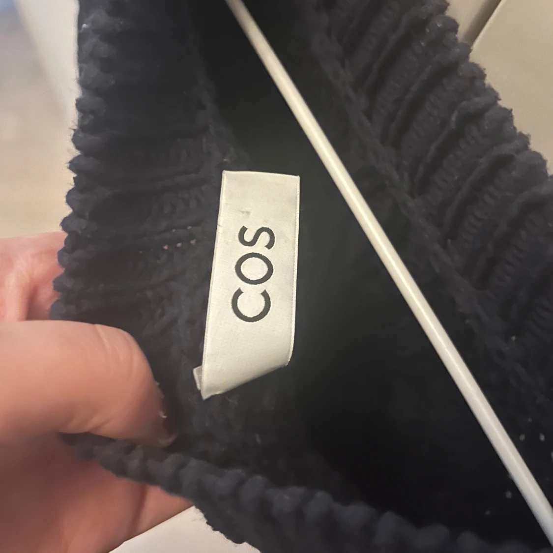 Svart stickad tröja från COS - 90