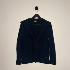 Cardigan - Riktigt fet cardigan från Hugo Boss, perfekt för kommande säsonger!🍁🍾Lite använd fast fortfarande i extremt bra skick, inga defekter! Den är tjock i materialet, vilket gör att den även passar att bära den utomhus i kyligare dagar! 