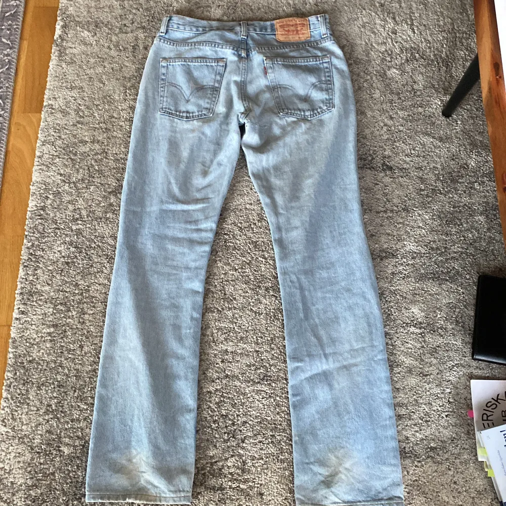 Ett par baggy Levis jeans som jag säljer då de är för stora, de har 2 stora håll på knäna o lite slitna skriv privat om frågor, betalar inte för frakt. Jeans & Byxor.