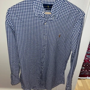 Ralph Lauren Skjorta - Säljer min Ralph Lauren skjorta, (för liten) Storlek S Pris 400kr