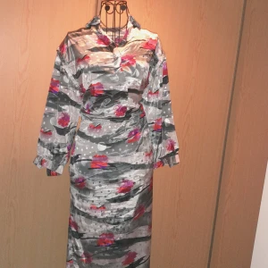 Klänning - En superfin klänning från Zizzi Istorlek 44.❤️ Den är änvänd 10 gånger och det vanliga priset kostar 999 kr  (Har tappat bort bältet som kom med klänningen) 