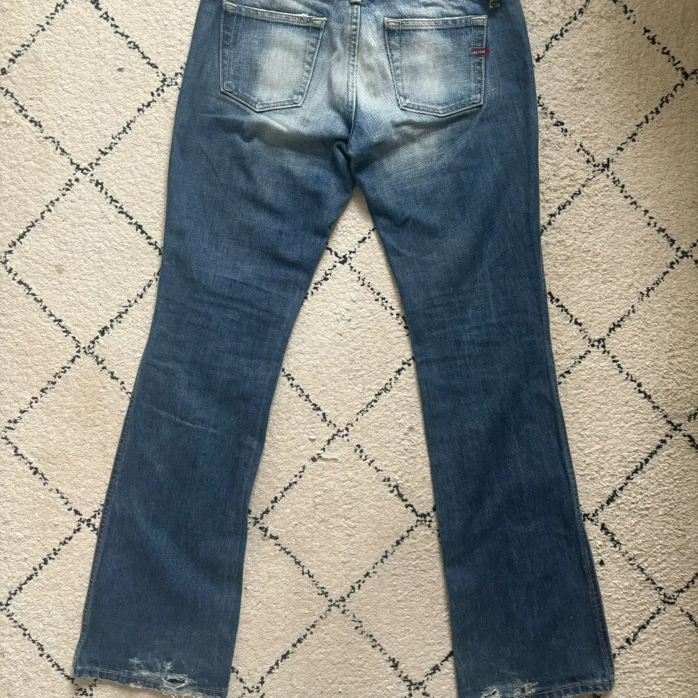 Supersnygga bootcut diesel jeans, W27. Innerbensllängden är 79 cm och midjan ca 38. Dubbelknappar och coola fickor fram. Jeans & Byxor.