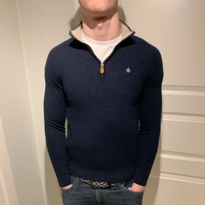 Morris zip - Skön Morris zip i merinoull! | Riktigt fint skick på tröjan utan defekter! | Storlek M men sitter betydligt mindre runt XS! | Ställ gärna frågor innan du köper!