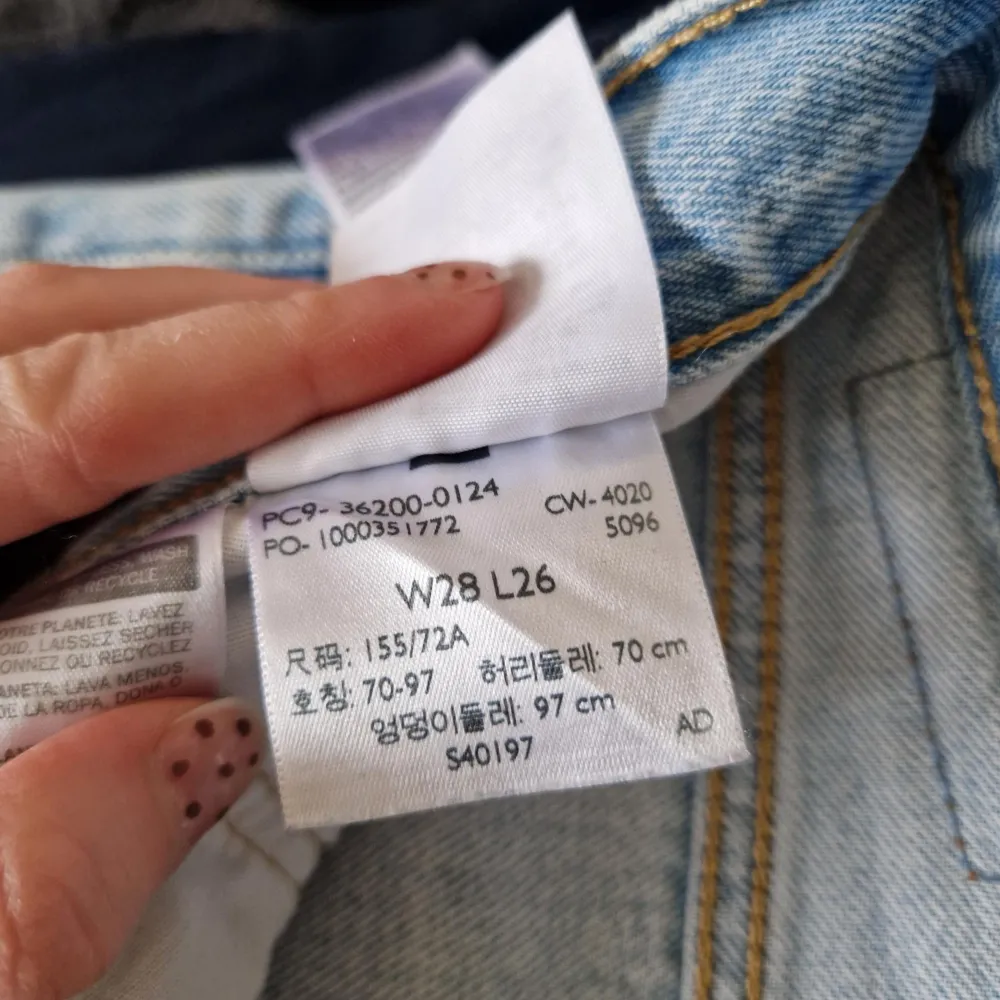 Blåa Levisjeans i bra skick! 501or med snygg passform. Skriv om frågor finns🌸. Jeans & Byxor.