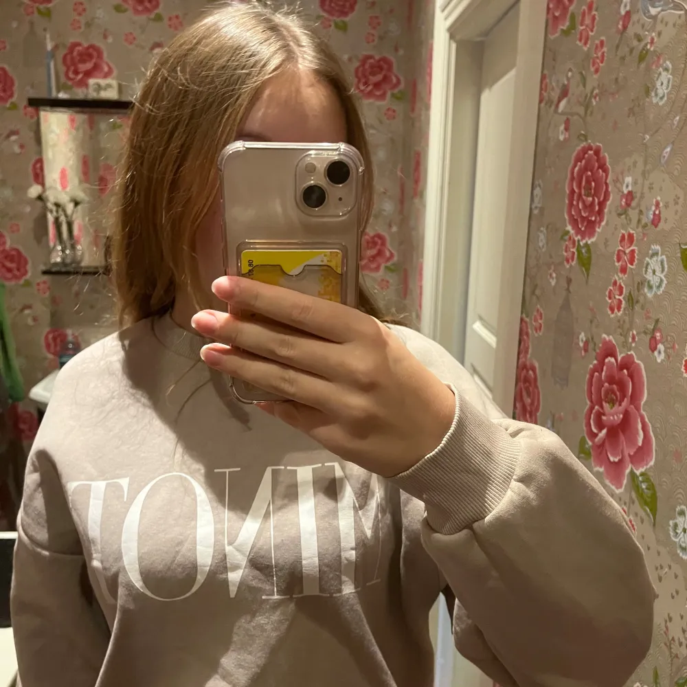 Beige tröja från Gina tricot med trycket Minot. Nästan aldrig använd💕. Hoodies.