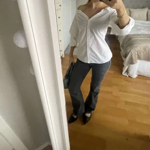 Skjorta  - Unik offshoulder skjorta fårn zara med  puffärmar✨✨använd en gång!