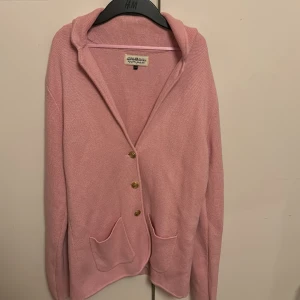 Rosa kofta från Hampton Republic - Säljer en superfin rosa kofta från Hampton Republic. Den är stickad och har två snygga fickor fram. Koftan har guldknappar som ger en lyxig touch. Perfekt för både vår och höst! 💖