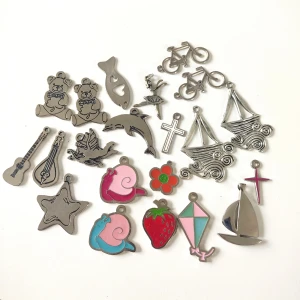 Smycke berlocker - Säljer ett gäng berlocker i metall. Perfekt för att göra egna smycken eller för att dekorera andra föremål. Olika former