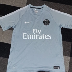 Psg tröja - Psg tröja i ny skick storlek 158 men passar även 152 äkta