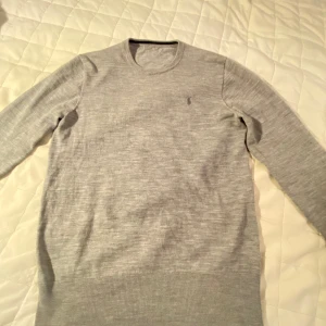 Polo Ralph lauren stickad tröja - Bra skick sitter som S/XS och är gjord i ull. Endast ett litet hål som är lagat och inte syns när den används. Skriv för fler bilder/frågor! 449kr