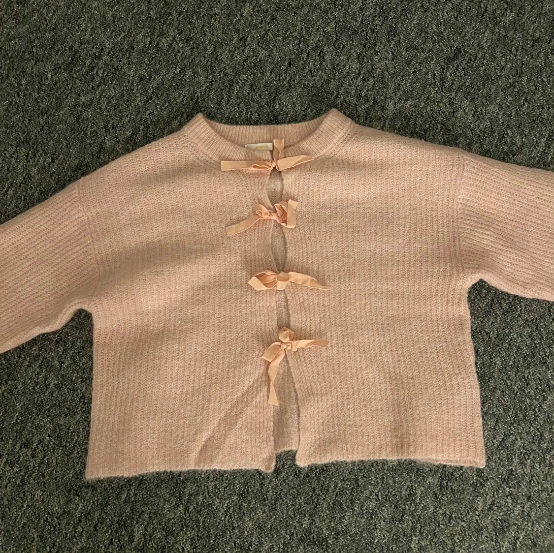 Rosa stickad kofta med rosetter - 91