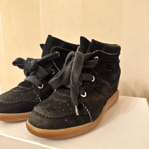 Isabel Marant skor (38) - Hej! Hjälper min tjej att sälja sina trendiga Isabel Marant bobby sneakers i mocka/läder. Stl 38. Otroligt eftertrakatde och kvitto/äktehetsbevis finns kvar.  Skorna är i mycket bra skick och kommer i originalkartong. || Frågor och funderingar i PM || Ord pris cirka 5400kr