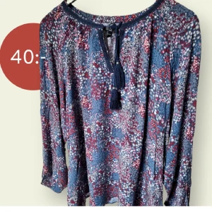 Blommig Blus  - Blommig blus i färgerna blå, röd, rosa och vit. I mycket bra skick. Från märket XLNT, Kappahl   OBS: bilderna är tagna av mig.  