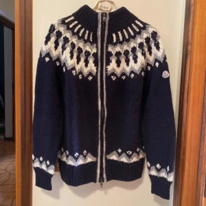 Moncler zip tröja - Ett av de snyggaste Moncler plaggen jag sett, riktigt trendig och fet inför vintern! ❄️🎅 Storlek L! Skick 8/10💙