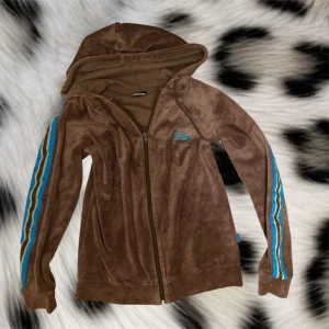 Brun zip up hoodie - Super tjusig beun zip up hoodie med blåa ränder på armarna❤️