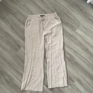 Linnebyxor från Lager 157 - Beige linnebyxor med raka ben